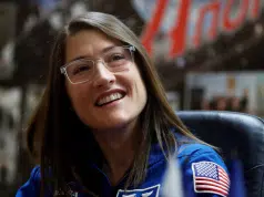 Cristina Koch, astronauta de la misión Artemis II, muestra los efectos que la microgravedad tiene en el cuerpo tras volver de la Luna