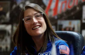 Cristina Koch, astronauta de la misión Artemis II, muestra los efectos que la microgravedad tiene en el cuerpo tras volver de la Luna