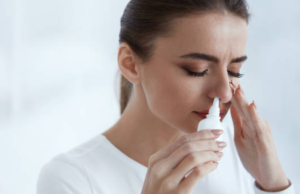 Lanzan spray nasal que promete detener el envejecimiento del cerebro: así funciona la curiosa tecnología que causa furor