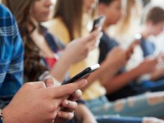 Crecen las voces que piden prohibir el uso de celulares en colegios de Colombia: mientras, Gobierno planea medidas para su uso seguro en las aulas