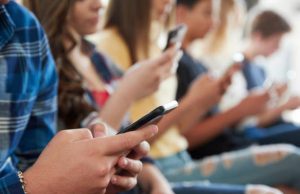 Crecen las voces que piden prohibir el uso de celulares en colegios de Colombia: mientras, Gobierno planea medidas para su uso seguro en las aulas