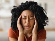 Una de cada cinco personas la padece, pero sigue siendo incomprendida: serie global pone rostro a la migraña