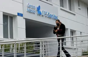 EPS Sanitas se quedará sin el servicio de Cruz Verde para la entrega de medicamentos desde el 1 de octubre de 2026