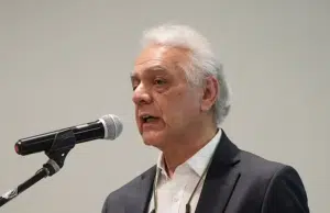 Renuncia el superintendente de Salud, Bernardo Camacho, a menos de seis meses de haber asumido y en medio de polémicas por su gestión