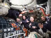 La tripulación de Artemis II ajustará la trayectoria de la nave y prepara experimentos lunares para explorar el lado oculto del satélite