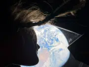 Astronautas de Artemis II comparten nuevas imágenes desde Orion mientras se alejan de la Tierra