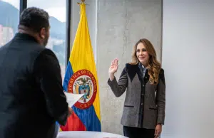 Paola Vélez Marroquín asume como nueva comisionada de la Comisión de Regulación de Comunicaciones