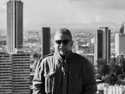 Mario Mendoza presenta La hora de los lobos, una mirada cruda a las mafias emergentes de América Latina