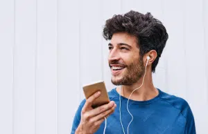Cinco razones del regreso, y con fuerza, de los audífonos con cables