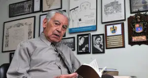 Transeúnte en la niebla