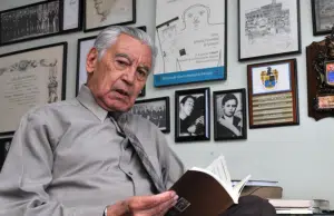 Transeúnte en la niebla