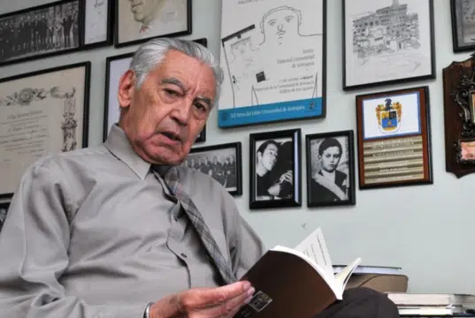 Transeúnte en la niebla