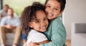 Cuidar a los hermanos menores: la clave silenciosa para desarrollar una poderosa habilidad