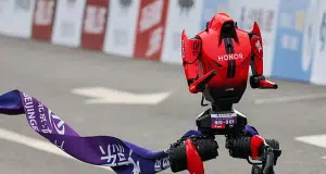 Robots hacen historia: un humanoide rompe récord en la media maratón de Pekín