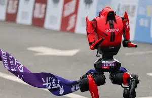 Robots hacen historia: un humanoide rompe récord en la media maratón de Pekín