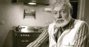 Ernest Hemingway: ‘Se necesitan dos años para aprender a hablar y 60 para aprender a callar’