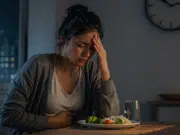 Cenar tarde bajo estrés: la combinación que dispara hasta 150 % el riesgo de malestar intestinal, según estudio