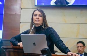 Paloma Valencia invita a Cepeda a recorrer zonas de grupos armados