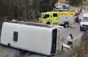 Bus de servicio público se volcó en la vía Tunja-Villa de Leyva: hay heridos