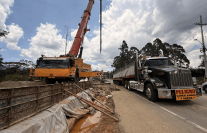 Izadas vigas de puente sobre el río Negro en doble calzada Tablazo-Llanogrande