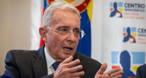 Expresidente Uribe cuestiona a asesor de campaña de Abelardo de la Espriella