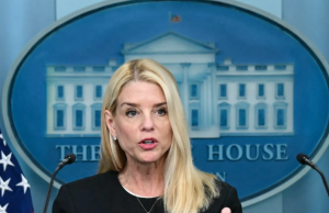 Trump despide a su fiscal general, Pam Bondi