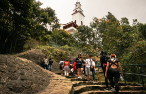 Más de 22 mil personas ascendieron a Monserrate este Jueves Santo