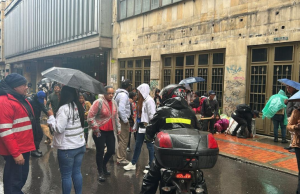 Indígenas rompen vidrios y retienen funcionarios de MinInterior en Bogotá