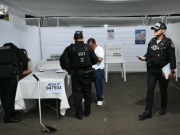 Fiscales ingresan al ente electoral de Perú tras retrasos en votaciones