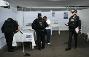 Fiscales ingresan al ente electoral de Perú tras retrasos en votaciones