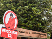 Entregan firmas para revocar el mandato del alcalde de Bogotá