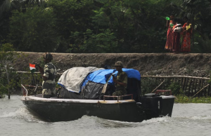 Serpientes y cocodrilos para frenar migración en frontera India -Bangladés