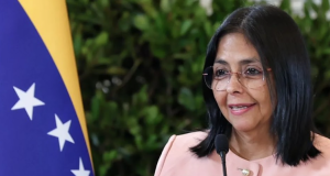 Eurocámara insta a mantener sanciones a presidenta venezolana Delcy Rodríguez