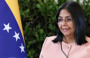Eurocámara insta a mantener sanciones a presidenta venezolana Delcy Rodríguez