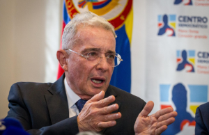 Uribe descarta ser ministro de Defensa y cierra el debate