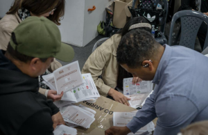 Polémica por encuestas: CNE pone bajo la lupa a Atlasintel