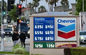 Trump quitará impuesto a gasolina para combatir inflación