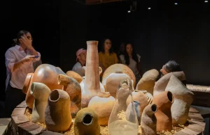 “El susurro del barro”: una exposición para escuchar la voz de la tierra