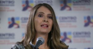 Choque de Paloma Valencia con presidente Petro por crisis de las EPS