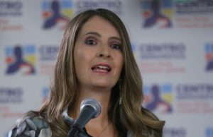 Choque de Paloma Valencia con presidente Petro por crisis de las EPS
