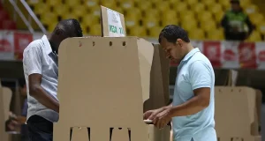 La política activa más emociones que razonamiento: experta explica de qué manera deciden su voto las personas