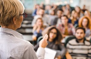 Alianza público-privada abre 100 becas de posgrado para docentes en seis regiones: requisitos y cómo aplicar