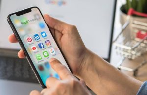 Jóvenes pasan más de cinco horas al día en el celular: el tiempo frente a pantallas casi equivale a una jornada laboral semanal