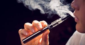 Curiosidad, sabores y ansiedad: las razones detrás del vapeo y el cigarrillo en jóvenes, según encuesta universitaria