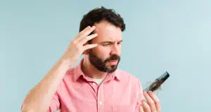 Hombres siguen liderando las consultas por caída de cabello, pero cada vez más jóvenes buscan atención temprana