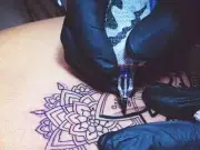 Tras medidas tomadas en Bogotá, anestesiólogos piden controles por tatuajes bajo sedación y alertan sobre riesgos en sitios no habilitados