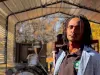 El invento de joven de 21 años que transforma bolsas plásticas en gasolina, diésel y keroseno para avión