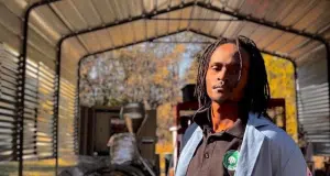 El invento de joven de 21 años que transforma bolsas plásticas en gasolina, diésel y keroseno para avión
