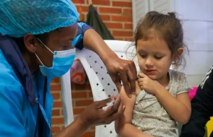 Niños en Colombia deben ser vacunados así sus papás se opongan: fallo de la Corte Constitucional esclarece todo