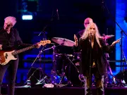 Patti Smith y su aventura al pasar de ser la madrina del punk a una guerrera del arte y la gratitud